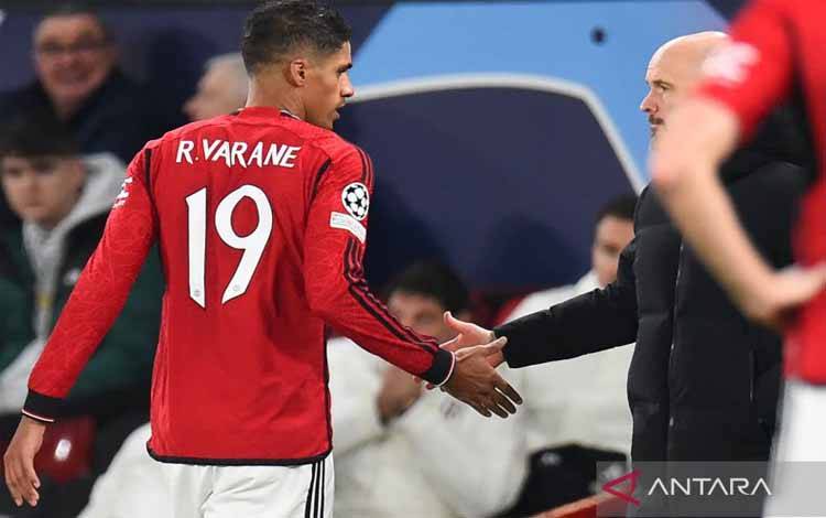 Bek Manchester United Prancis #19 Raphael Varane meninggalkan lapangan saat ia digantikan selama pertandingan sepak bola grup A Liga Champions UEFA antara Manchester United dan FC Bayern Munich di stadion Old Trafford di Manchester, barat laut Inggris, pada 12 Desember 2023. (ANTARA/AFP/Peter Powell)