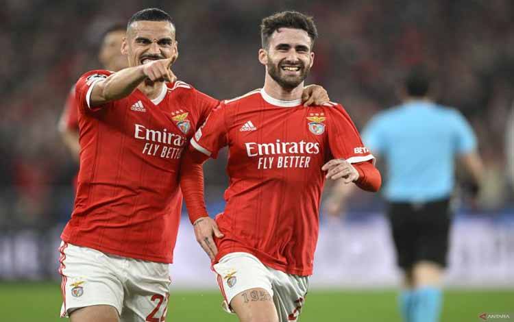 Foto arsip - Pemain tengah Benfica Rafa Silva (kanan) saat berselebrasi bersama rekannya dalam sebuah pertandingan di Lisbon Maret 2023. (AFP/PATRICIA DE MELO MOREIRA)