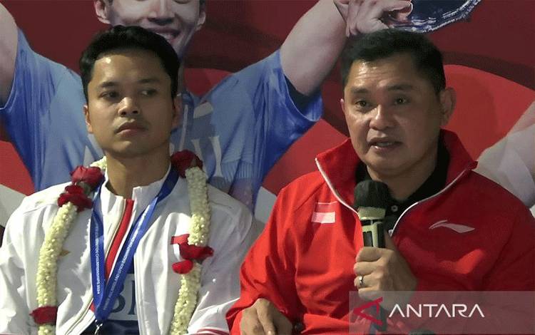 Sekretaris Pengurus Pusat Persatuan Bulu Tangkis Seluruh Indonesia (PP PBSI) M Fadil Imran memberikan keterangan pers di Bandara Soetta, Tangerang, Banten. ANTARA/Azmi Samsul Maarif/am.
