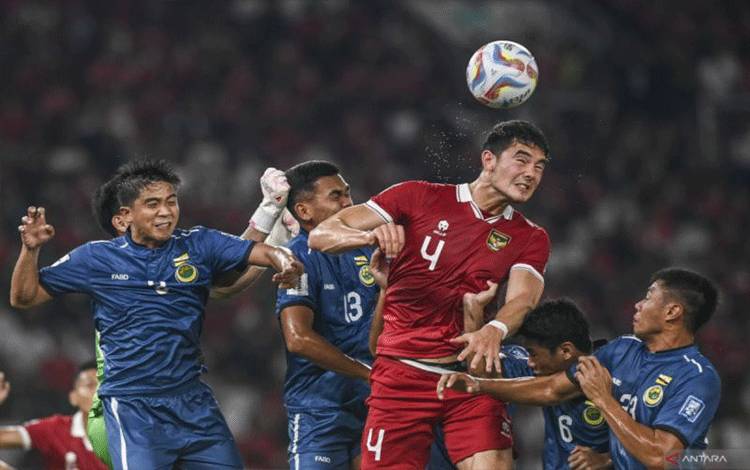 Arsip foto - Pesepak bola timnas Indonesia Elkan Baggot (kedua kanan) berusaha menyundul bola yang dihadangan pesepak bola timnas Brunei dalam pertandingan leg 1 kualifikasi Piala Dunia 2026 babak pertama zona Asia di Stadion Utama Gelora Bung Karno (GBK), Senayan, Jakarta, Kamis (12/10/2023). ANTARA FOTO/Galih Pradipta/hp.
