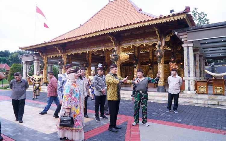 Ketua MPR RI Bambang Soesatyo saat bersilaturahmi dengan A.M. Hendropriyono dan berkunjung ke Kraton Majapahit Jakarta, Minggu (13/4/2024). (ANTARA/HO-Humas MPR)