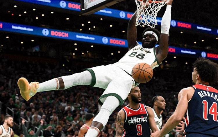 Pemain Boston Celtics Neemias Queta melakukan dunk saat melawan Washington Wizards dalam laga terakhir musim reguler 2023-2024 di TD Garden Boston, Massachusetts. ANTARA/AFP/BRIAN FLUHARTY