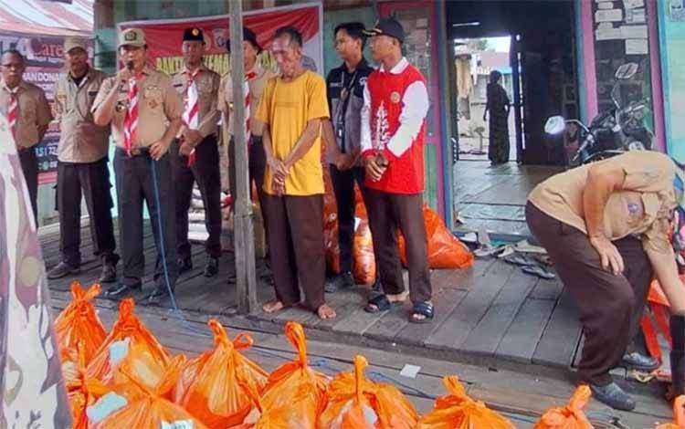 Kwarcab Pramuka Kapuas saat salurkan bantuan untuk korban terdampak musibah kebakaran permukiman di Desa Pulau Mambulau, Kecamatan Bataguh. (FOTO: IST)