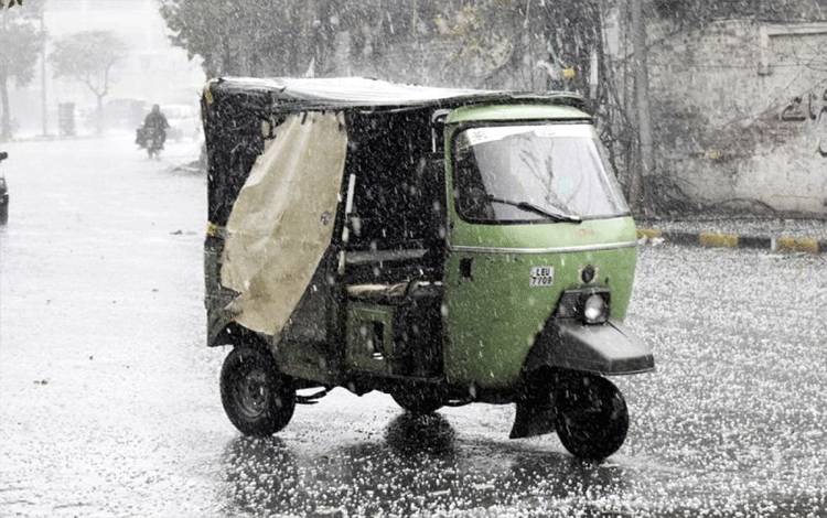 Sebuah bajaj melaju di tengah badai es di Lahore, Pakistan, pada 2 Maret 2024. (ANTARA/Xinhua/Sajjad)