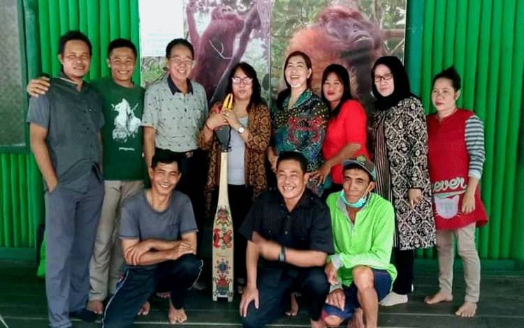 Wakil Ketua Komisi I DPRD Kalteng, Kuwu Senilawati (empat dari kiri) saat melaksanakan kunjungan kerja bersama dengan Anggota DPRD Kalteng lainnya. (FOTO: IST)