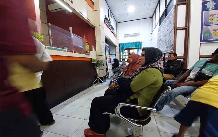 Suasana saat di ruang pelayanan kantor Samsat Kapuas, Selasa, 16 April 2024. (FOTO: IST)
