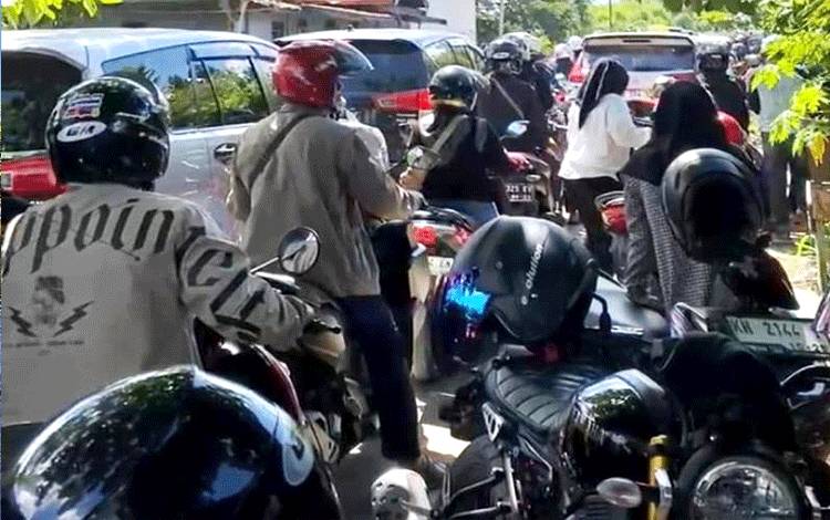 Setiap libur hari besar keagamaan, jalan masuk menuju Buper Panglima Batur selalu macet. (Foto: Dhani)