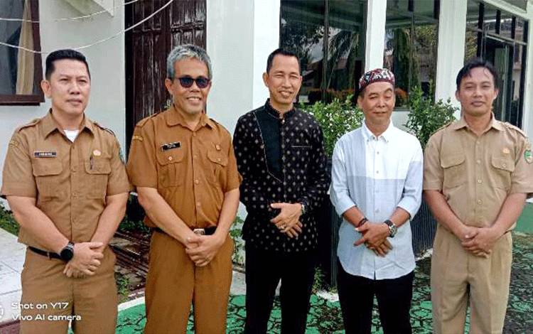 Kepala Dinas PUPR M Iman Topik didampingi Sekdis PUPR Rosmadianoor, Kabid Bina Marga dan Kabid SDA bersama Wakil Ketua II DPRD Provinsi Kalimantan Tengah H Jimmy Carter sebelum acara halal bihalal di Dinas PUPR, Selasa 16 April 2024. (Foto: Dhani)