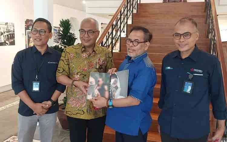 Duta Besar Indonesia untuk China Djauhari Oratmangun (kedua kanan) berkunjung ke Antara Heritage Center di Jakarta, Selasa (16//4/2024). Dubes Djauhari berfoto bersama dengan Redaktur Pelaksana Teguh Priyanto (kiri), Direktur Utama ANTARA Akhmad Munir (ke-2 kanan), dan Direktur Pemberitaan ANTARA Irfan Junaidi (kanan). (ANTARA/Cindy Frishanti)