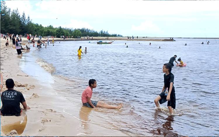 Kunjungan wisatawan pada libur lebaran Idul Fitri 1445 Hijriah menjadi peluang untuk mendongkrak PAD Seruyan (Foto : FAHRUL)