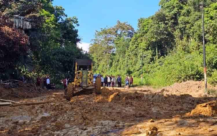 Penanganan darurat Jalan Tanjung Jariangu-Bawan-Kuala Kuayan di Kecamatan Mentaya Hulu. (FOTO: DSDABMBKPRKP)