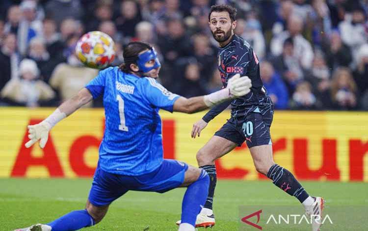 Arsip Foto - Gelandang Manchester City Bernardo Silva (kanan) mencetak gol melewati kiper FC Copenhagen Kamil Grabara pada babak 16 besar Liga Champions UEFA, pertandingan sepak bola leg pertama antara FC Copenhagen dan Manchester City di Kopenhagen, Denmark, Selasa (13/2/2024). ANTARA/AFP/Liselotte Sabroe/Ritzau Scanpix/am.