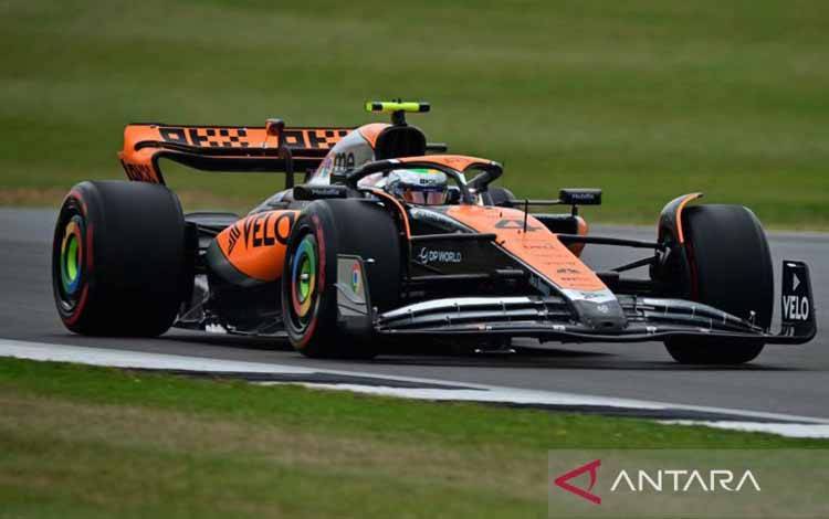 Pembalap McLaren asal Inggris, Lando Norris, saat sesi kualifikasi Grand Prix Inggris Formula Satu di sirkuit Silverstone, Inggris, Sabtu (8/7/2023). ANTARA/AFP/Ben Stansall/am.