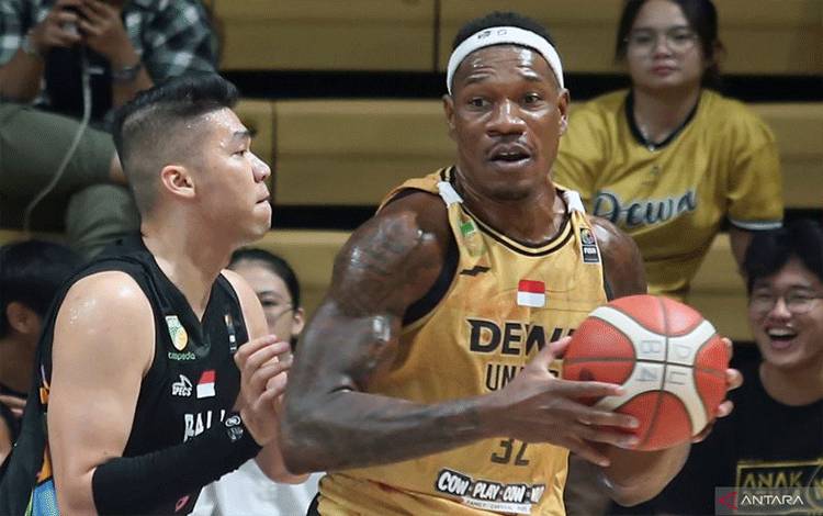 Pebasket Dewa United Banten L.Prosper (kanan) berebut bola dengan pebasket Bali United Rico (kiri) pada pertandingan Indonesia Basketball League (IBL) 2024 di Dewa United Arena, Kabupaten Tangerang, Banten, Minggu (21/4/2024). Dewa United Banten menang atas Bali United dengan skor 113 - 81. ANTARA FOTO/Muhammad Iqbal/Spt. (ANTARA FOTO/MUHAMMAD IQBAL)