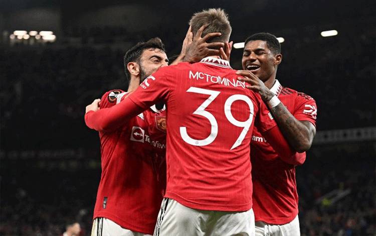 Fot arsip Pemain Manchester United Scott McTominay (nomor punggung 39) melakukan selebrasi bersama rekan-rekannya.(C) (AFP/OLI SCARFF)