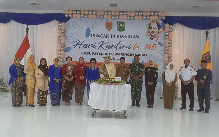 Momen kebersamaan Dewan Penasihat GOW Kobar Harli Saparia (tengah) bersama Ketua GOW Kobar Ibu Mersie serta tamu undangan lainnya setelah pemotongan tumpeng, Selasa, 23 April 2024 (FOTO: NURITA)