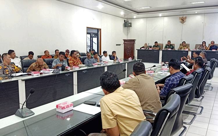 Asisten Sekda Bidang Pemerintahan dan Kesejahteraan Rakyat Eveready Noor saat memimpin rapat mediasi antara pihak PT Multi Tambangjaya Utama (PT MUTU) dengan warga masyarakat di aula Setda Lantai I. (foto: Dhani)
