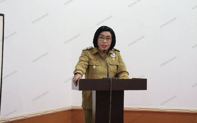 Wakil Bupati Gunung Mas Efrensia L.P Umbing saat memberikan sambutan. (FOTO: IST)