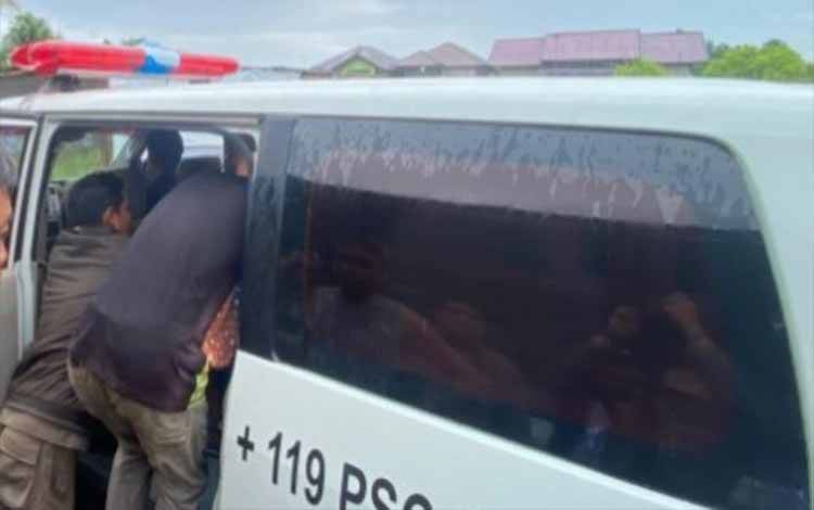 Personel Satpol PP dan Damkar Kapuas saat evakuasi seorang ODGJ, Rabu, 24 April 2024. (FOTO: IST)