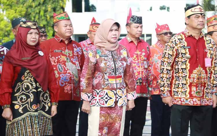 Kepala BKD Provinsi Kalteng, Lisda Arriyana (tengah) saat mengikuti upacara di halaman Kantor Gubernur Kalteng, Kamis, 25 April 2024. (FOTO: IST)