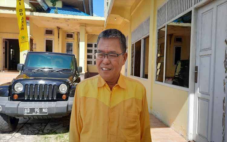 Bakal Calon Wakil Bupati Kobar Hargono kader Golkar. (Foto : DANANG)