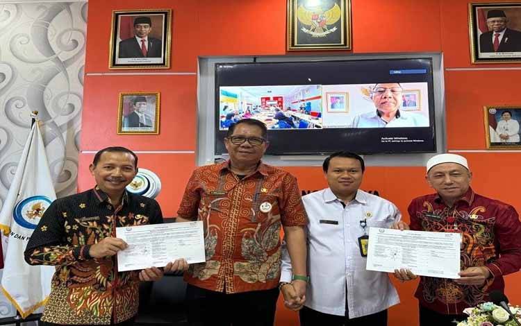 Kepala Dislutkan, Darliansjah bersama Kepala SKIPM-KHP Palangka Raya Miharjo dan stakeholder setelah penandatanganan Komitmen Bersama. (FOTO: IST)