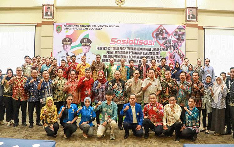 Foto bersama sosialisasi dan pendampingan penyusunan RAD Pelayanan Kepemudaan Provinsi Kalteng, di Hotel Luwansa Palangka Raya. (FOTO:FERI)
