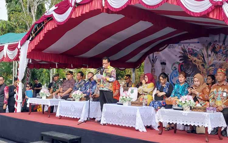 Pj Bupati Kapuas, Erlin Hardi saat melepas peserta Pawai Carnaval Budaya pada Jumat sore, 26 April 2024. (FOTO: DODI)