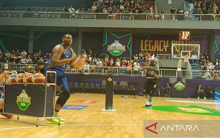 Pebasket Jordan Lavell Adams asal klub Dewa United bersiap melakukan tembakan tiga angka dalam 3-Point Contest IBL All-Star 2024 di Britama Arena, Jakarta, Sabtu (27/4/2024). ANTARA/Donny Aditra