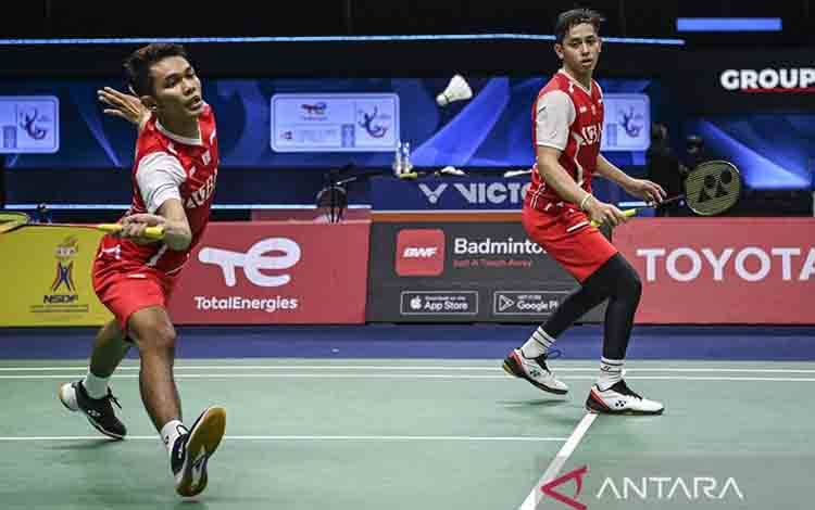 Arsip foto - Pebulu tangkis ganda putra Indonesia Fajar Alfian (kiri) dan Muhammad Rian Ardianto (kanan) mengembalikan kok ke arah lawannya pebulu tangkis ganda putra Singapura Loh Kean Hean dan Hee Yong Kai Terry dalam pertandingan babak penyisihan grup A Piala Thomas Uber 2022 di Impact Arena, Bangkok, Thailand, Minggu (8/5/2022). ANTARA FOTO/M Risyal Hidayat/YU/aa