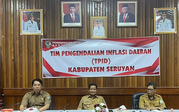 Pj Bupati Seruyan Djainuddin Noor saat mengikuti Rakor Inflasi Mingguan melalui zoom meeting (FOTO :PROKOM SERUYAN)