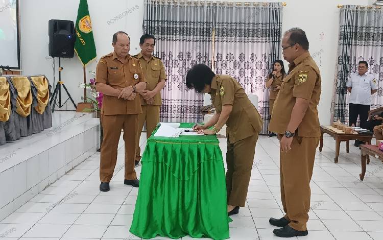 Kepala Dinas Perpustakaan dan Kearsipan Kabupaten Gunung Mas Maria Efianti saat tanda tangan komitmen bersama, Senin, 29 April 2024. (FOTO: RISKA YULYANA)