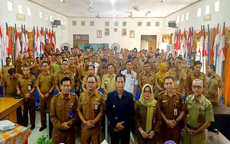 Pj Bupati Barito Utara-?Muhlis didampingi Asisten Sekda, Kadis Pendidikan, Kepala BKPSDM, Sekban KPSDM, mewakili inspektur foto bersama para peserta sosialisasi Sistem Merit melalui Assessment bagi pejabat pengawas di lingkup Pemkab Barito Utara, Senin 29 April 2024 di aula Dinas Pendidikan.(foto: Dhani)