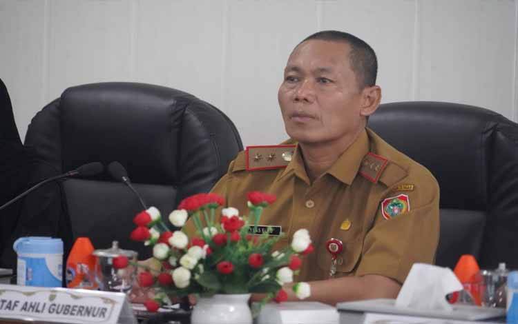 Sahli Gubernur Kalteng Bidang Ekonomi, Keuangan dan Pembangunan Yuas Elko hadiri Rakor Inflasi Daerah secara virtual dari Ruang Bajakah, Senin, 29 April 2024. (FOTO:RIZAL)