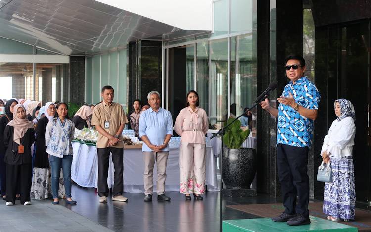 Owner CBI Group H. Abdul Rasyid AS didampingi istrinya Hj. Nuriyah saat menyampaikan sambutan dalam acar silaturahmi dan sarapan pagi bersama karyawan di Lobby Abdul Rasyid Tower Jalan Udan Said, Kecamatan Arsel, Pangkalan Bun, Kabupaten Kobar, Rabu, 1 Mei 2024