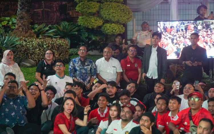 Wara mengikuti acara nobar untuk mendukung Timnas Indonesia U-23 saat melawan Uzbekistan pada babak semifinal Piala Asia U-23 2024 di halaman Kemenpora, Senayan, Jakarta, Senin (29/4/2024) malam. (ANTARA/HO-Humas Kemenpora/Egan)