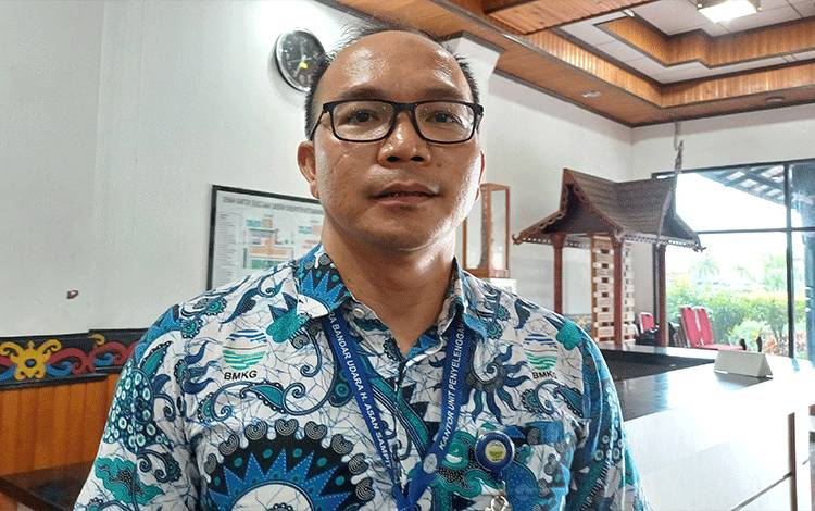 Pelaksana tugas Kepala BMKG Stasiun Meteorologi H Asan Kotawaringin Timur Mulyono Leo Nardo.? (FOTO: DEWIP)
