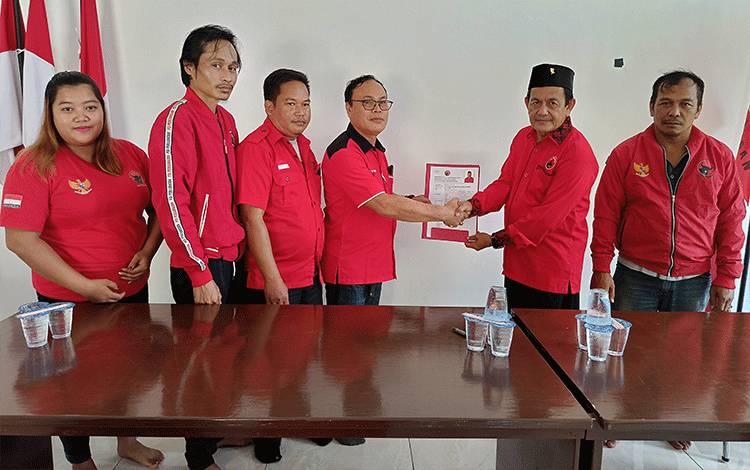 H Rayesnan (mengenakan kopiah), saat menyerahkan berkas pendaftaran sebagai Bakal Calon Bupati) Wakil Bupati Barito Timur di Kantor DPC PDIP Barito Timur, Sabtu, 4 Mei 2024. (FOTO: BOLE MALO)