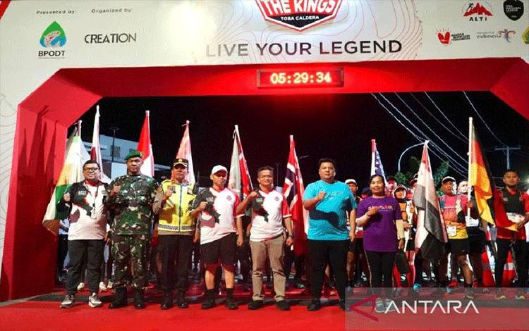 Para pemangku kebijakan terkait bersama para peserta Trail of The Kings (TOTK) Zero Edition, di Kabupaten Samosir, Sabtu (ANTARA/Anggi Luthfi Panggabean)