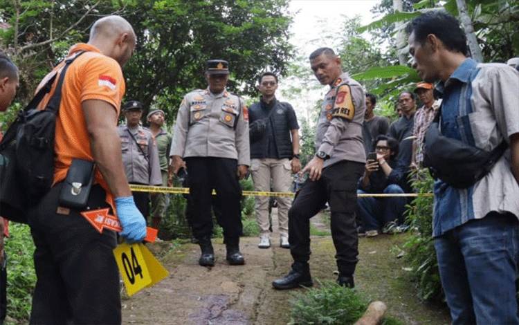 Polisi melakukan olah tempat kejadian perkara kasus suami memutilasi istrinya di Dusun Sindangjaya, Desa Cisontrol, Kecamatan Rancah, Kabupaten Ciamis, Jawa Barat, Jumat (3/5/2024). (ANTARA/HO-Polres Ciamis)