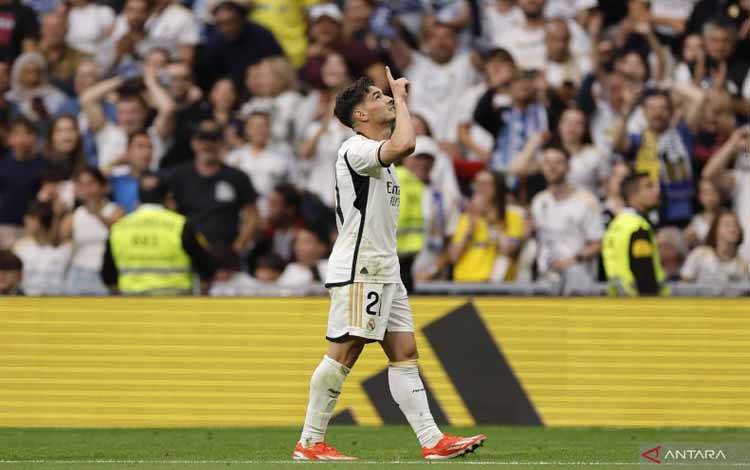 Penyerang Real Madrid Brahim Diaz merayakan gol yang dicetaknya ke gawang Cadiz pada pertandingan Liga Spanyol di Stadion Santiago Bernabeu, Madrid, Sabtu (4/5/2024). (ANTARA/AFP/OSCAR DEL POZO)