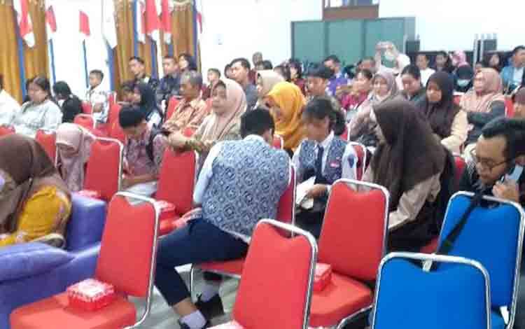 Para peserta Festival Lomba Seni Siswa Nasional (FLS2N) SD, MI, SMP dan MTsN tingkat Kabupaten Barito Utara di aula dinas pendidikan. (Foto: Dhani)