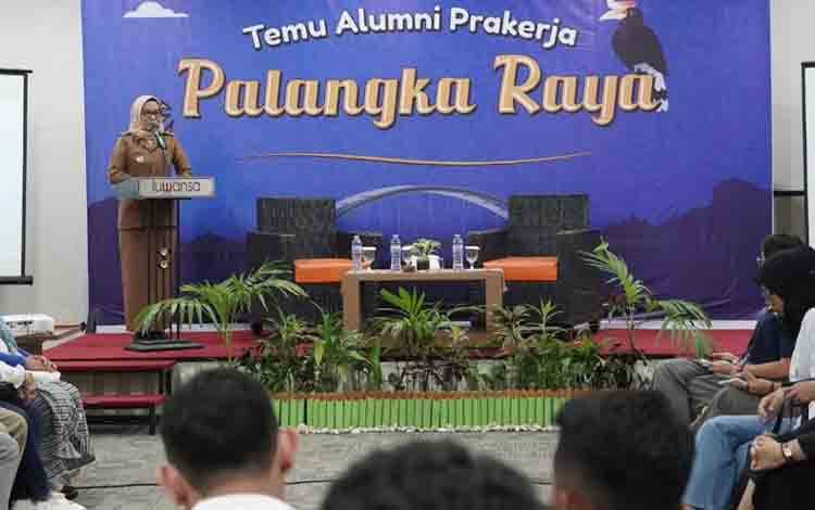 Pj Wali Kota Palangka Raya, Hera Nugrahayu saat bertemu alumni program kartu prakerja. (FOTO: HUMAS)