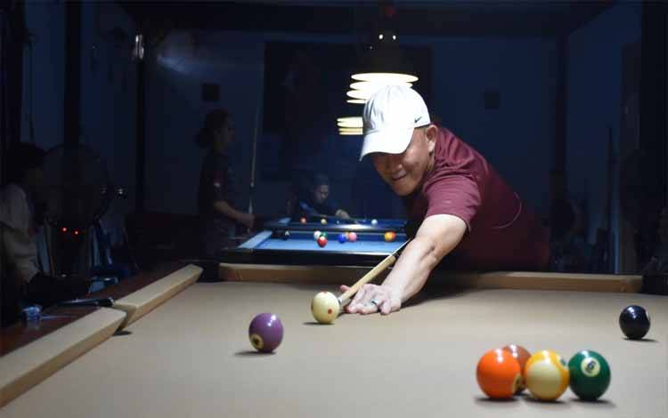 Sekda Kapuas, Septedy saat membuka kegiatan Turnamen Billiard Bupati Cup, bertempat di Rumah Olahraga SUN Billiard Jalan Ahmad Yani, Kuala Kapuas. (FOTO: IST)