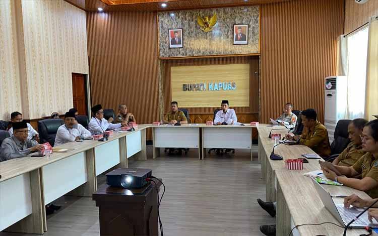 Suasana rapat finalisasi rapat finalisasi persiapan pelepasan Calon Jemaah Haji Kabupaten Kapuas, bertempat di ruang rapat Bupati Kapuas pada Senin, 6 Mei 2024. (FOTO: IST)