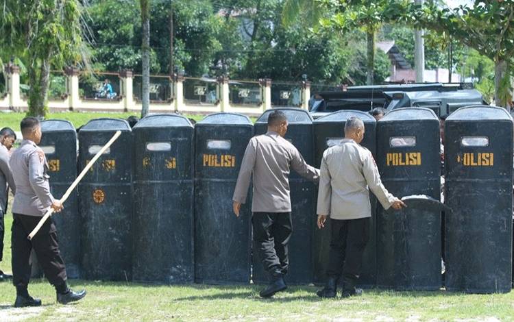 Personel Brimob Polda Kalteng saat melakukan latihan anti anarki (Foto : Satbrimobda Polda Kalteng)
