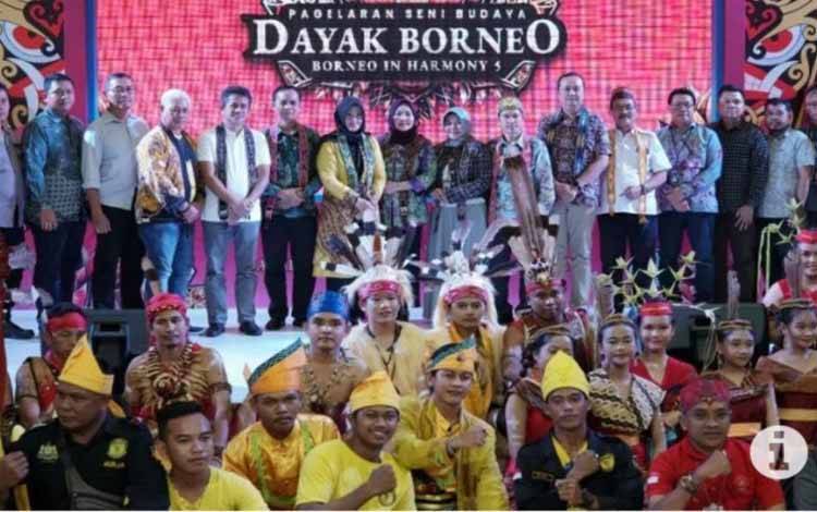 Sejumlah pimpinan daerah, GM PLN UID Kalselteng Muhammad Joharifin (keenam dari kiri), serta seluruh peserta Festival Seni Budaya Dayak Borneo yang bertajuk "Borneo in Harmony" foto bersama di sela kegiatan di sebuah mal di Banjarbaru. (ANTARA/HO-PLN UID Kalselteng)