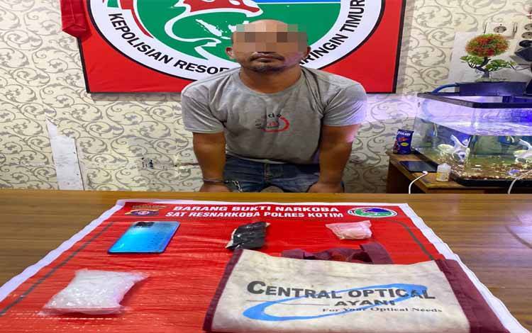 Pelaku pengedar narkoba saat diamankan di Mapolres Kotim bersama barang buktinya. (FOTO: IST)