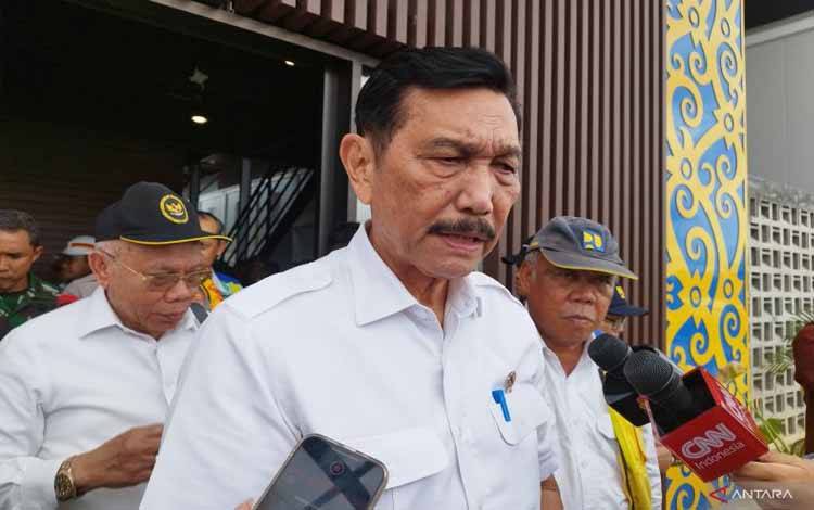 Menteri Koordinator Bidang Kemaritiman dan Investasi Luhut Binsar Pandjaitan (tengah) dan Menteri PUPR Basuki Hadimuljono (kanan) ditemui di IKN, Kaltim, Selasa (7/5/2024). ANTARA/Muzdaffar Fauzan