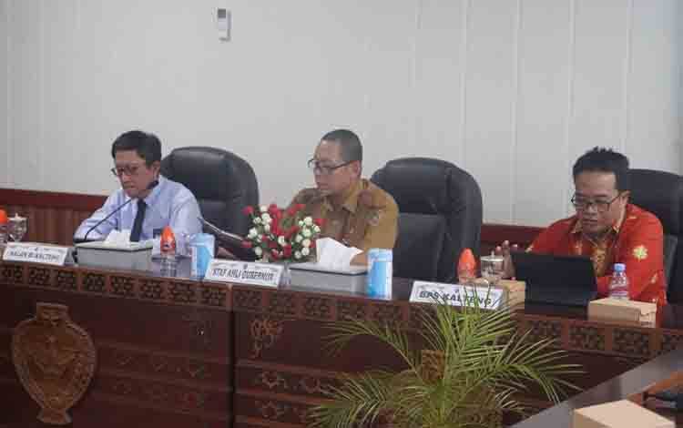 Sahli Gubernur Yuas Elko saat memimpin Rapat Evaluasi TPID di Ruang Bajakah, baru baru ini. (FOTO: RIZALDI)